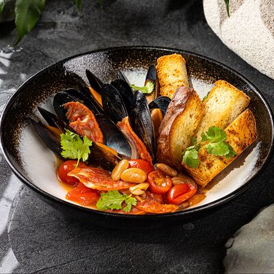 Мидии с томатным соусом чоризо в Бублик по цене 890 ₽