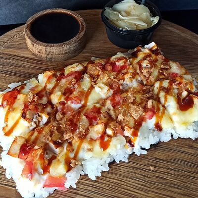 Суши-пицца с курицей в ГансРолл по цене 385 ₽