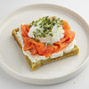 Вафля шпинатная с лососем, творожным кремои и пашот в Brunch по цене 580