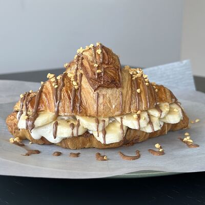 Круассан Банан в шоколаде в Круассан по цене 770 ₽