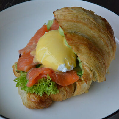 Круассан с лососем и яйцо пашот в Гости, бистро по цене 710 ₽