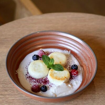 Сырники с кокосовым соусом и ягодами в Rice foodcoffee по цене 3450 ₸