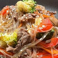 Фунчоза с говядиной и овощами в устричном соусе в Суши Флоу