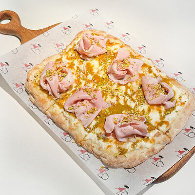 Пицца с мортаделлой и фисташками в Прошуттерия по цене 1380 ₽