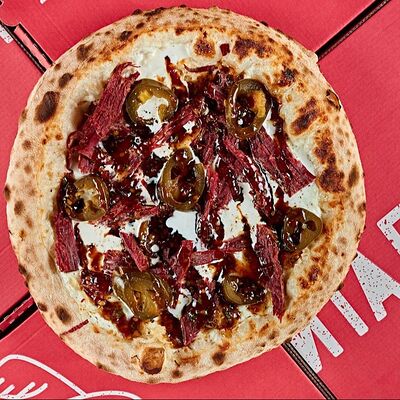 Пицца с пастрами из говядины, квашеной капустой и халапеньо в Итальянцы по цене 550 ₽