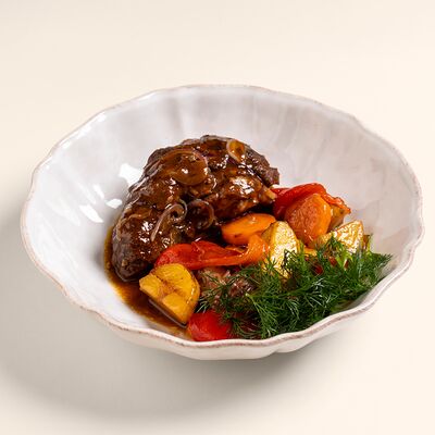 Томленая ароматная баранина с жирком, овощами с соусом на основе мясного бульона в Сказка по цене 1045 ₽
