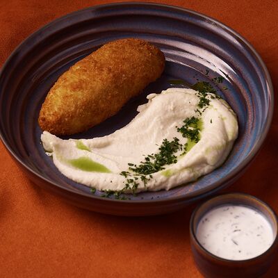 Котлета по-киевски с кремом из цветной капустыв Липа гастробар по цене 550 ₽