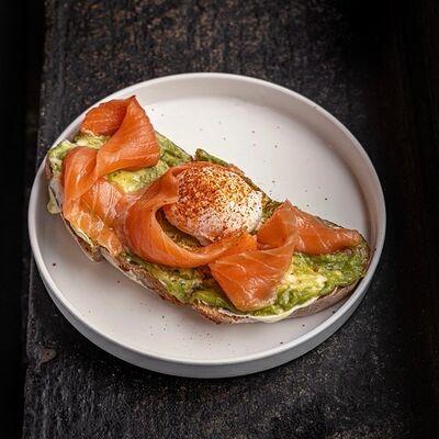 Брускетта с лососем и яйцом пашот в Техникум по цене 950 ₽