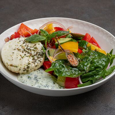 Греческий салат с фермерским сыром в МОСТ бистро по цене 890 ₽