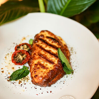 Халлуми на гриле с вялеными томатами и мятой в Сыроварня по цене 980