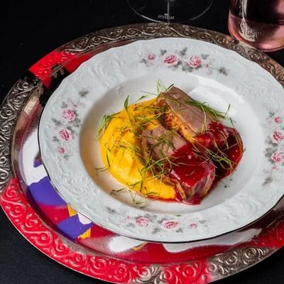 Утка с пюре из сельдерея и брусничным соусом в Цех по цене 580 ₽