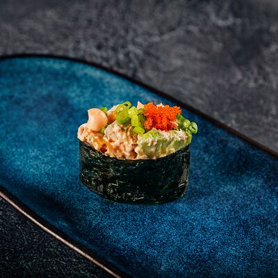 Гункан с угрем и куриной грудкой в Sticks Sushi по цене 195 ₽