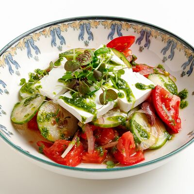 Овощной салат с молодым сыром в Эй, Джованни! по цене 525 ₽
