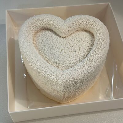 Бенто муссовый торт сердце Б в Allowberry по цене 3700 ₽