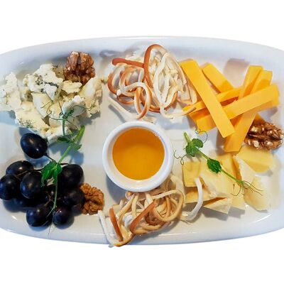 Ассорти из сыров в Старый Амбар по цене 539 ₽