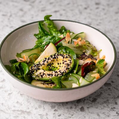 Зеленый салат с авокадо в Cream Soda по цене 600 ₽