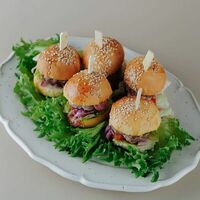Мини-бургеры с говяжьим бифштексом в Hot Kitchen
