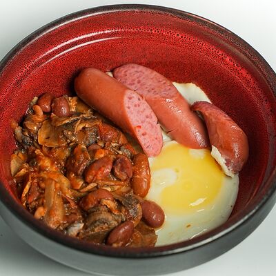 Глазунья с колбасками и фасолью в томатном соусе в БистроВареничная по цене 200 ₽