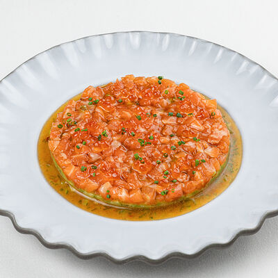 Тартар из лосося, авокадо, лайм в Phantom по цене 1300 ₽