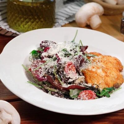 Теплый салат с курицей в Ferracci pasta bar по цене 620 ₽