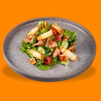 Салат с куриным бедром и копченым сулугуни в Vaffel по цене 590 ₽