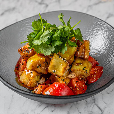 Хрустящие баклажаны, томаты и Sweet Chili в Dragon по цене 690 ₽