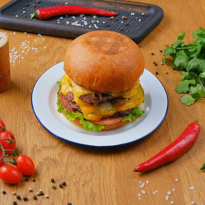 Бургер двойной классический в Smoker & Brisket по цене 550 ₽