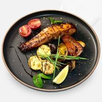 Стейк из семги с запеченными овощами в Caviar