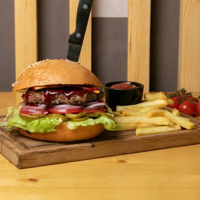 Бургер с ягодным соусом и блю чиз в Мясной ресторан Just Meat по цене 500 ₽