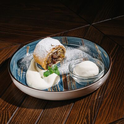 Штрудель яблочный в Ресторан Невский по цене 360 ₽