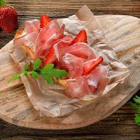 Брускетта с пармской ветчиной, крем-сыром и клубникой в Колхида Palace