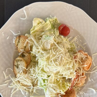 Салат Цезарь с креветками в Хинкальная по цене 840 ₽