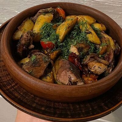 Жаркое из свинины с грибами и овощами в Маск по цене 830 ₽