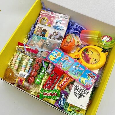 Бокс Ностальгия по нулевым на день рождения в Cosmo Сakery по цене 2400 ₽