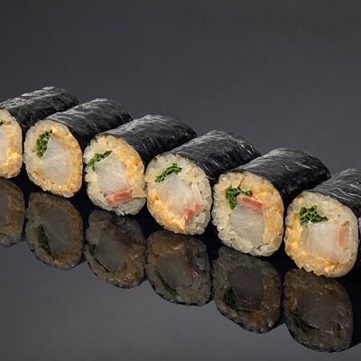 Ролл из Шима-Аджи (японская ставрида) с луком-сибулетом и соусом спайси в Bluefin по цене 2890 ₽