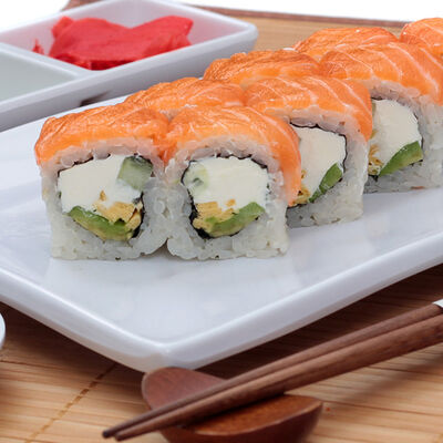 Ролл Филадельфия с японским омлетомв Sushiwoker по цене 745 ₽