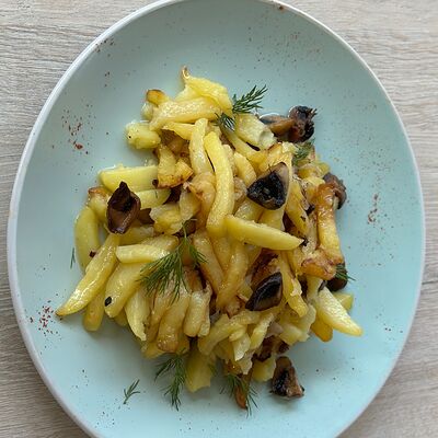 Картофель жареный с грибами и луком в Грейс HALL по цене 310 ₽