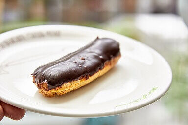 Эклер шоколадный в АндерСон по цене 280 ₽