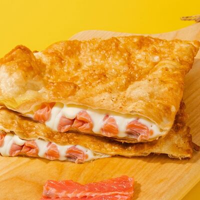 Чебурек с красной рыбой и творожным сыром в Чебурекми на Северо-Западной по цене 390 ₽