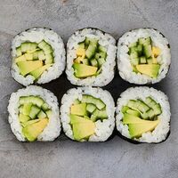 Ролл с огурцом в Nippon