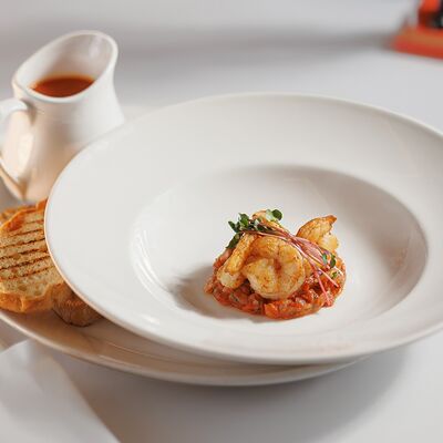 Томатный суп-крем с базиликом, креветками и чесночной чиабаттой в Four по цене 720 ₽