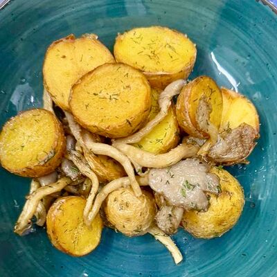 Картофель бэби, жаренный с грибами в Траттория моне по цене 420 ₽
