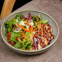 Салат с угрем и кунжутным соусом в Лебовски Пицца и Боулинг