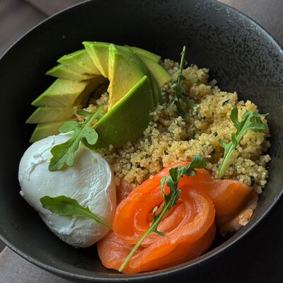 Кускус с лососем и яйцом пашот в Voodoo bar по цене 830 ₽