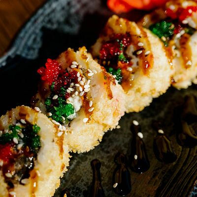 Горячий ролл Унаги Темпура в Пряности по цене 885 ₽