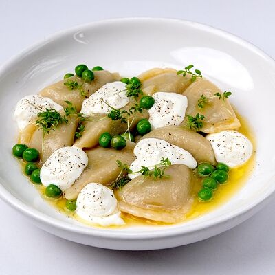 Вареники с картофелем, грибами и зеленым горошком в Сойка Grand по цене 450 ₽