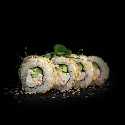 Калифорния в кунжуте ролл в SushiShop51 по цене 487 ₽