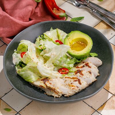 Зеленый салат с грудкой су-вид и ореховым соусом в ЛарисуВаннуХочу по цене 690