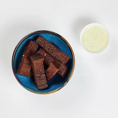 Гренки из бородинского хлеба со сметанно-чесночным соусом в Василек по цене 310 ₽