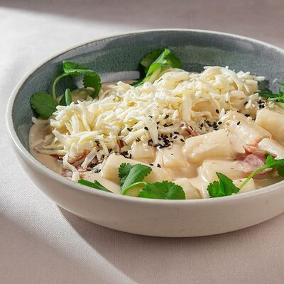 Токпоки с беконом в сливочном соусе в Sarang по цене 705 ₽